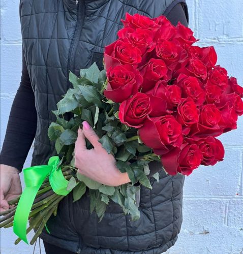 "Севилья"- букет из красных роз с доставкой по городу по Омску